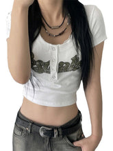 Camiseta con botones y estampado de letras